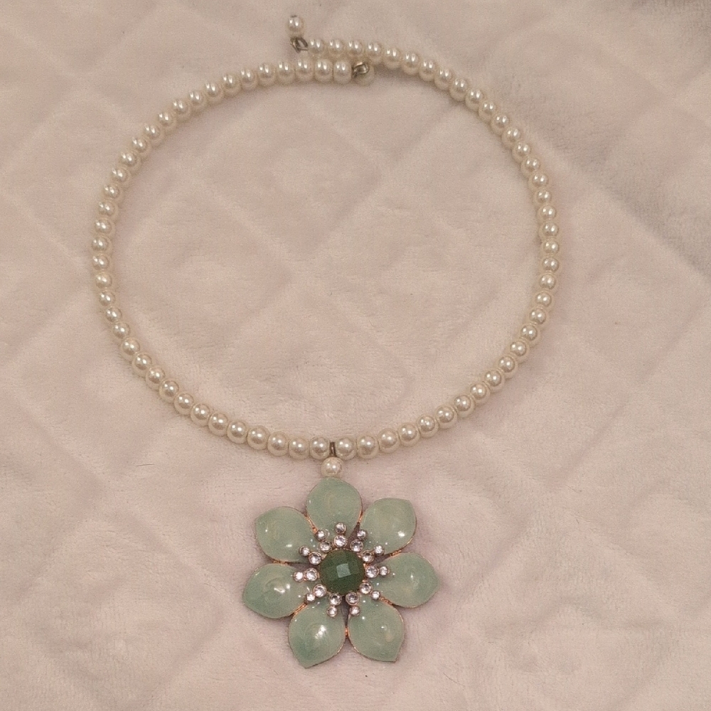 Vintage Pearl Choker With Green Flower Power Pendant